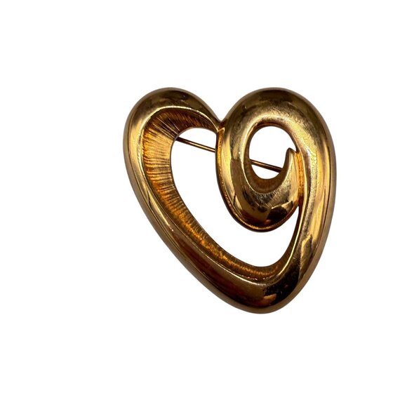 Vintage Monet Textured Openwork Heart Brooch Pin Gold Tone Retro Classic Chic - Picture 2 of 5